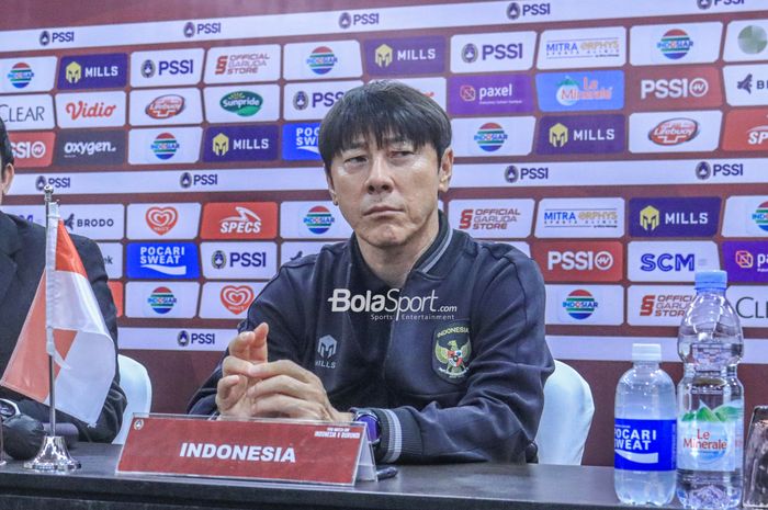 Pelatih timnas Indonesia, Shin Tae-yong, saat menghadiri sesi jumpa pers di Hotel Sultan, Senayan, Jakarta, Jumat (24/3/2023).