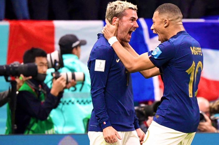 Dua penyerang timnas Prancis, Antoine Griezmann dan Kylian Mbappe, melakukan selebrasi bersama.