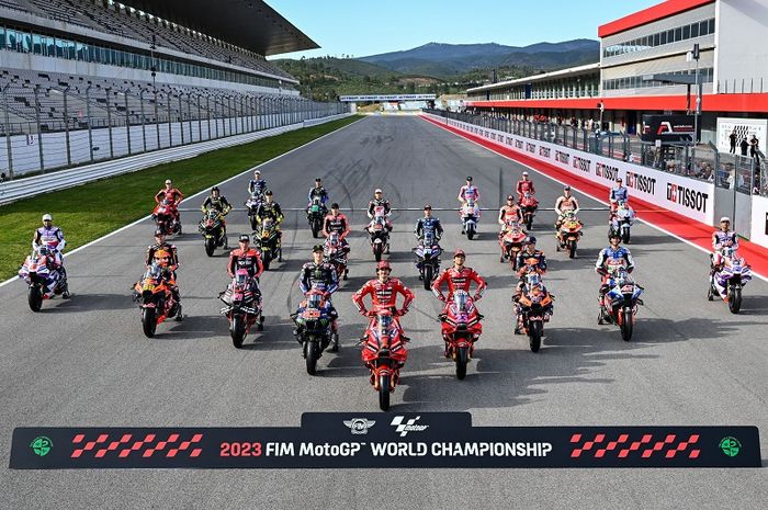 Pembalap MotoGP yang akan berlaga pada MotoGP 2023 berpose di Sirkuit Algarve, Portugal.