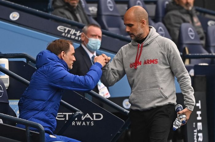 Thomas Tuchel dan Pep Guardiola bersalaman dalam laga Manchester City vs Chelsea (8/5/2021). Kini Tuchel melatih Bayern Muenchen dan akan jumpa Pep lagi di Liga Champions.