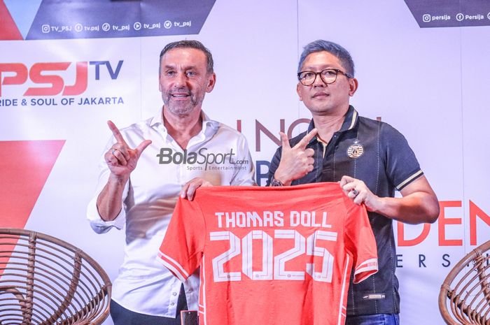 Presiden Persija Jakarta, Mohamad Prapanca (kanan), sedang foto bersama dengan pelatihnya bernama Thomas Doll dalam perpanjangan kontrak di Hotel Monopoli, Kemang, Jakarta, Sabtu (25/3/2023) .