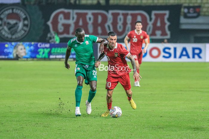 Pemain naturalisasi timnas Indonesia, Stefano Lilipaly (kanan), sedang menguasai bola dan dibayangi pilar timnas Burundi bernama Nduwarugira Christophe (kiri) di Stadion Patriot Candrabhaga, Bekasi, Jawa Barat, Sabtu (25/3/2023).