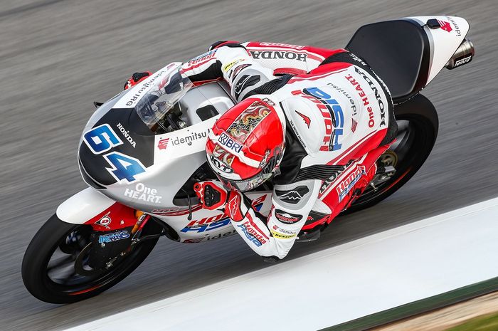 Pembalap Honda Team Asia, Mario Suryo Aji, saat latihan bebas Moto3 Portugal di Sirkuit Algarve, Portimao, Portugal,  24 Maret 2023.