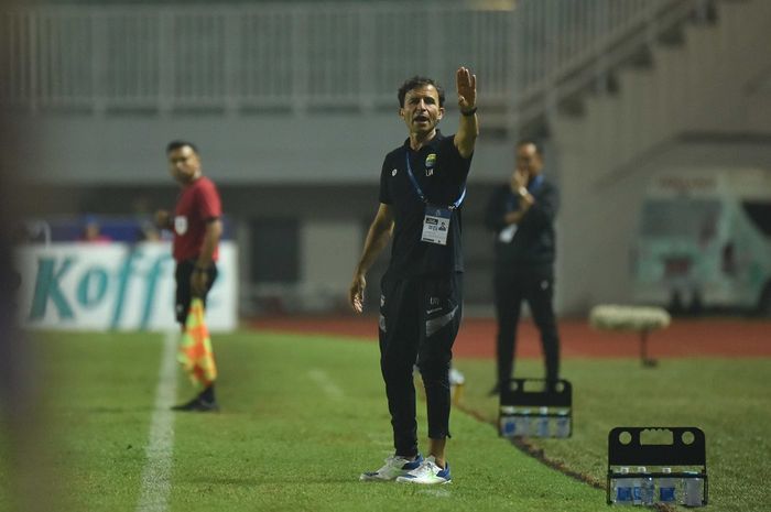 Pelatih Persib Bandung, Luis Milla, saat pertandingan melawan Bhayangkara FC di Stadion Pakansari, Jumat (24/3/2023).