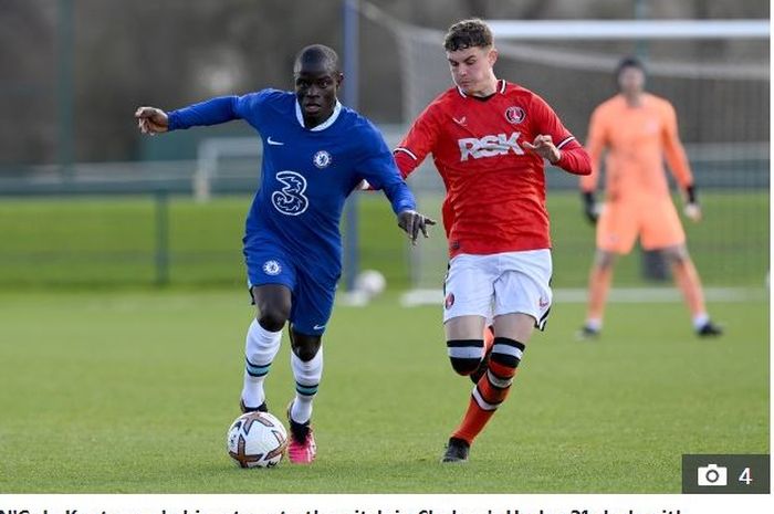 N'Golo Kante akhirnya merumput lagi bersama Chelsea. Pemain berjuluk Si Anak Baik itu pun mendapat dukungan dari dua pemain The Blues.