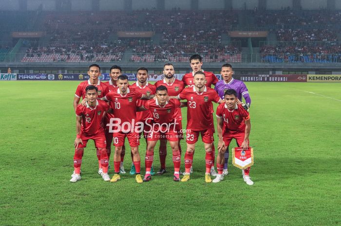 Skuat timnas Indonesia (skuad timnas Indonesia) sedang berfoto bersama jelang bertanding di Stadion Patriot Candrabhaga, Bekasi, Jawa Barat, Sabtu (25/3/2023).