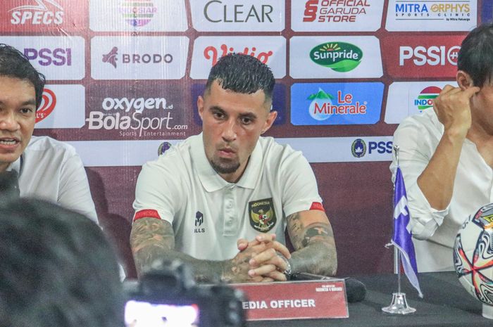 Pemain naturalisasi timnas Indonesia, Stefano Lilipaly, saat menghadiri sesi jumpa pers di Stadion Patriot Candrabhaga, Bekasi, Jawa Barat, Sabtu (25/3/2023).