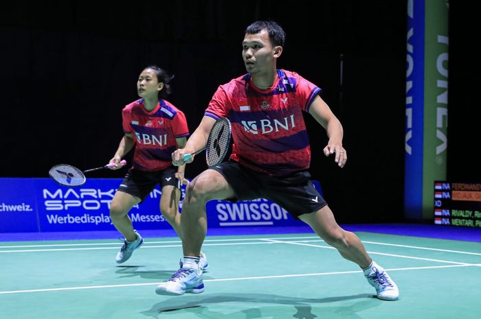 Ganda campuran Indonesia, Rinov Rivaldy/Pitha Haningtyas Mentari terpaksa mundur di perempat final Swiss Open 2023 akibat cedera yang dialami Rinov, Jumat (24/3/2023).