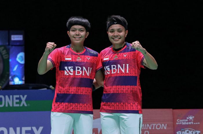 Pasangan ganda putri Indonesia, Apriyani Rahayu/Siti Fadia Silva Ramadhanti, berpose setelah memastikan diri ke semifinal Swiss Open 2023 di St. Jakobshalle, Basel, Jumat (24/3/2023).