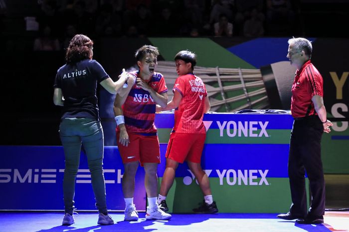 Pebulu tangkis ganda putri Indonesia, Apriyani Rahayu, mendapatkan perawatan medis di bahu kanan di sela laga semifinal Swiss Open 2023 di St. Jakobshalle, Basel, Sabtu (25/3/2023).