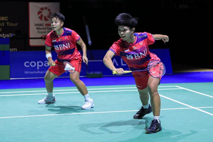 Pasangan ganda putri Indonesia, Apriyani Rahayu/Siti Fadia Silva Ramadhanti pada laga semifinal Swiss Open 2023 di St. Jakobshalle, Basel, Sabtu (25/3/2023).