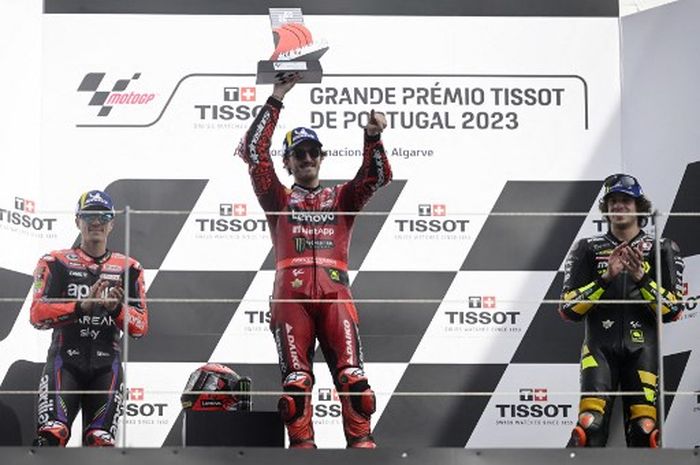 Pembalap Ducati, Francesco Bagnaia (tengah) merayakan kemenangan MotoGP Portugal 2023 di podium Sirkuit Algarve, Portimao, Minggu (26/3/2023).