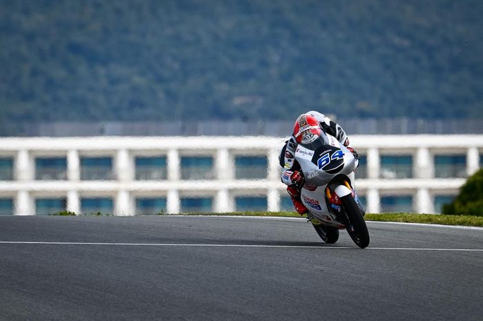 Mario Aji harus puas finis di posisi ke-18 pada Moto3 Portugal 2023, sedangkan juara direbut Daniel Holgado meski harus ada insiden aneh.