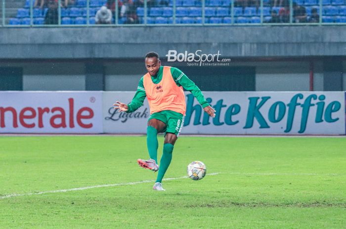 Penyerang timnas Burundi, Saido Berahino, sedang menendang bola dalam sesi pemanasan di Stadion Patriot Candrabhaga, Bekasi, Jawa Barat, Sabtu (25/3/2023).