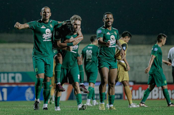 Selebrasi Ze Valente usai mencetak gol kemenangan untuk Persebaya Surabaya atas Persikabo 1973 dalam laga tunda pekan ke-18 Liga 1 2022-2023 di Stadion Gelora Joko Samudro, Gresik