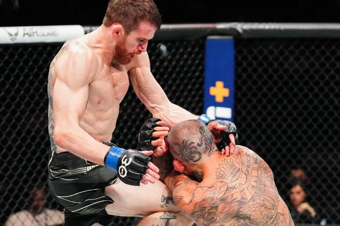 Duel Cory Sandhagen (kiri) kontra Marlon Vera di UFC San Antonio, Minggu (26/3/2023) WIB.