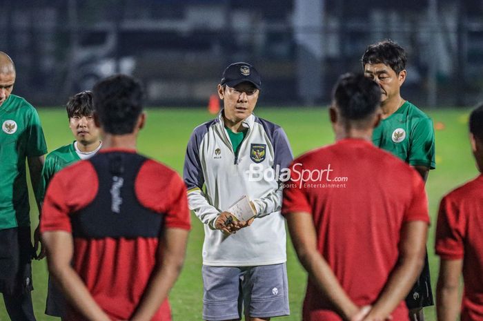 Pelatih Timnas Indonesia, Shin Tae-yong (tengah), sedang memberikan intruksi kepada para pemainnya saat berlatih di Stadion JIS (Jakarta International Stadium), Jakarta Utara, Senin (27/3/2023) malam.