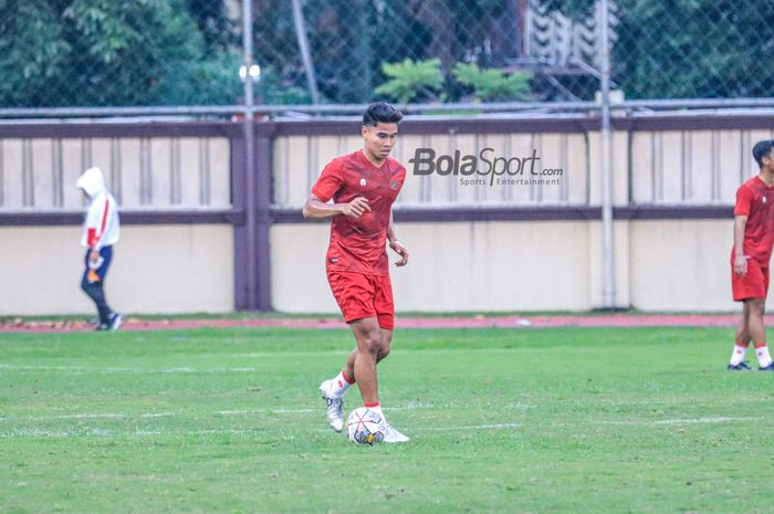 Bek timnas Indonesia, Muhammad Ferarri, sedang menguasai bola saat berlatih sedang menguasai bola saat berlatih  di Stadion PTIK, Blok M, Jakarta, 20 Maret 2023.