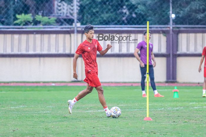 Pemain timnas Indonesia, Dony Tri Pamungkas, sedang menguasai bola saat berlatih  di Stadion PTIK, Blok M, Jakarta, 20 Maret 2023.