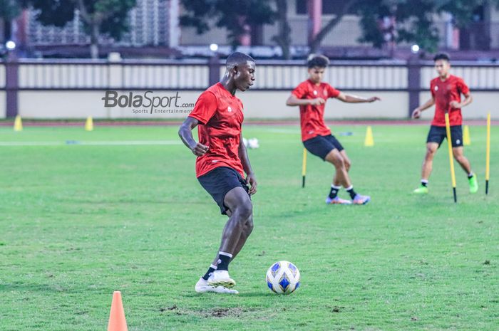 Pemain timnas U-20 Indonesia, Hugo Samir (kiri), sedang berlatih di Stadion PTIK, Blok M, Jakarta, 20 Maret 2023.