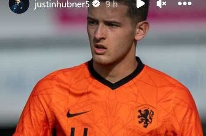 Instastory Justin Hubner saat mengenakan kostum timnas Belanda U-20. Matt Baker menghadapi situasi serupa. 