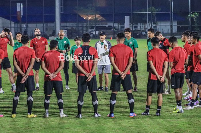 Pelatih Timnas Indonesia, Shin Tae-yong (tengah), sedang memberikan intruksi kepada para pemainnya saat berlatih di Stadion JIS (Jakarta International Stadium), Jakarta Utara, Senin (27/3/2023) malam.