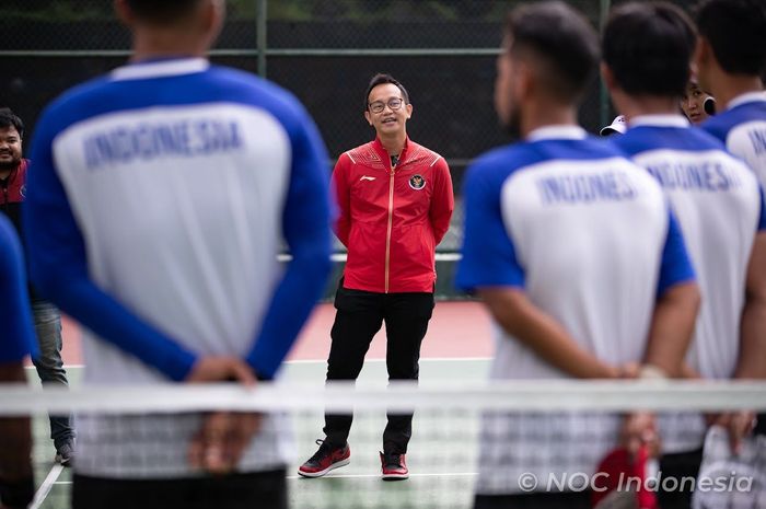 CdM untuk SEA Games 2023 Kamboja, Lexyndo Hakim, saat berbincang dengan timnas Soft Tenis di Lapangan Puri Cassablanca, Jakarta Selatan, Senin (27/3/2023).