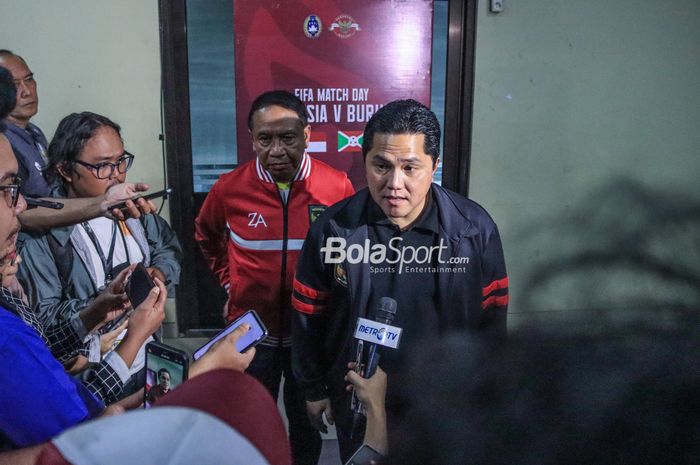 Ketua Umum PSSI, Erick Thohir, sedang memberikan keterangan kepada awak media di Stadion Patriot Candrabhaga, Bekasi, Selasa (28/3/2023).