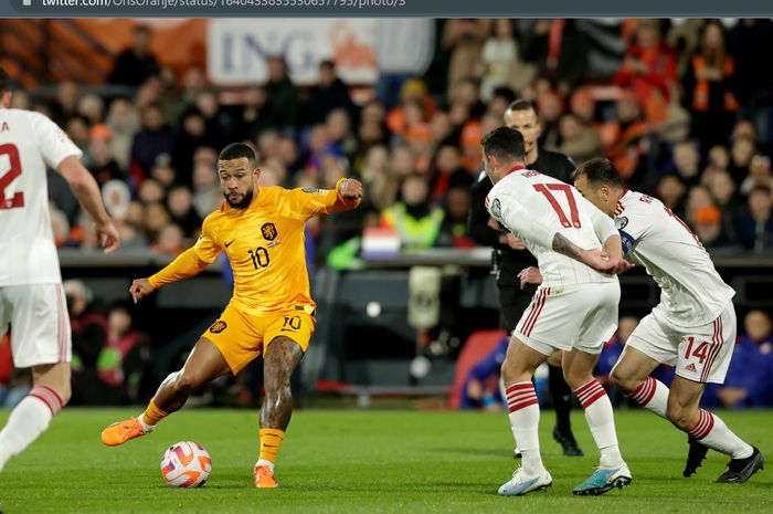 Timnas Belanda sukses memetik kemenangan perdananya di Kualifikasi Euro 2024 usai menumbangkan timnas Gibraltar 3-0 di Stadion De Kuip.