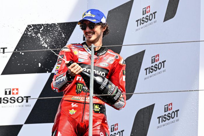 Pembalap Ducati Lenovo, Francesco Bagnaia merayakan kemenangannya di podium pada MotoGP Portugal 2023