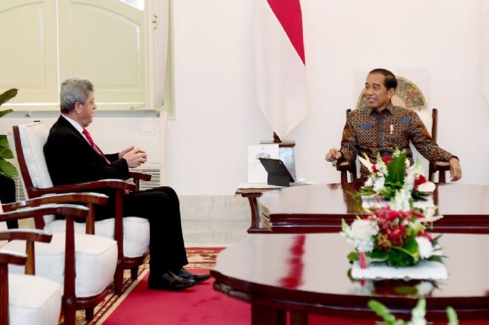 Presiden Joko Widodo berbincang dengan Dubes Palestina untuk Indonesia Zuhair Al-Shun di Istana Merdeka, Jakarta, 24 Maret 2023.