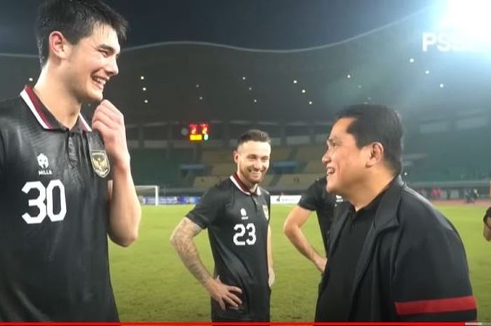 Elkan Baggott dan Erick Thohir berbincang usai laga timnas Indonesia Vs Burundi di Stadion Patriot Candrabhaga, Selasa (28/3/2023).