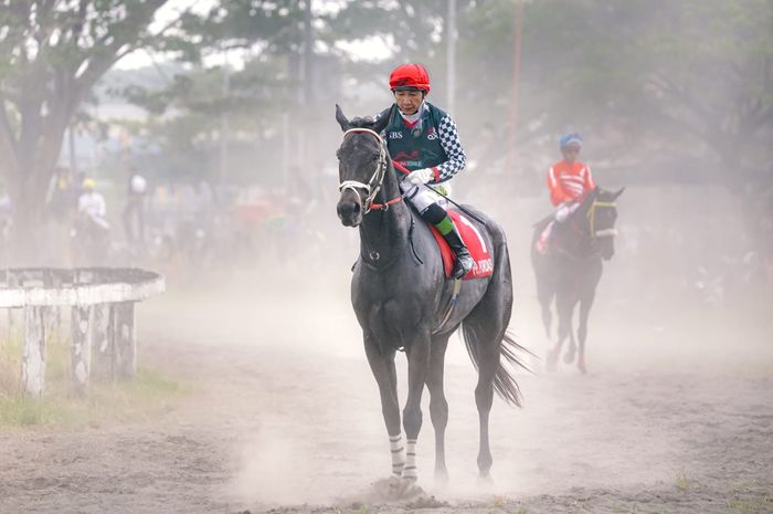 Aksi Kuda Ratu Aquila Triple saat bertanding dalam Crown Pordasi/ Piala Tiga Mahkota Seri I Tahun 2023 di Lapangan Pacu Kuda Sultan Agung Bantul, Daerah Istimewa Yogyakarta (DIY), Minggu (19/3/2023).