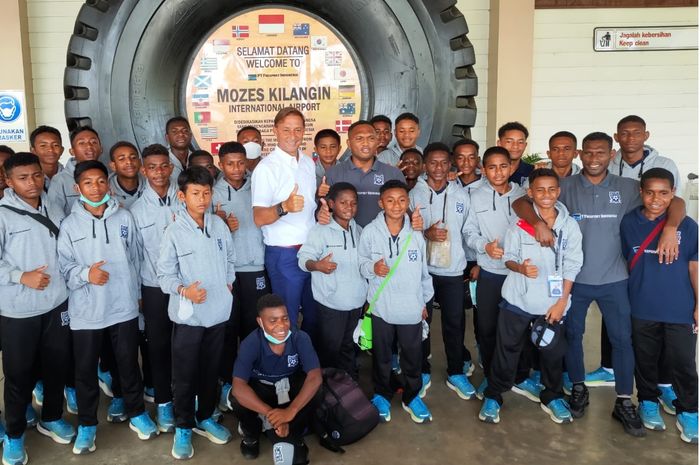 Siswa-siswa Papua Football Academy bersama Direktur Akademi, Wolfgang Pikal.