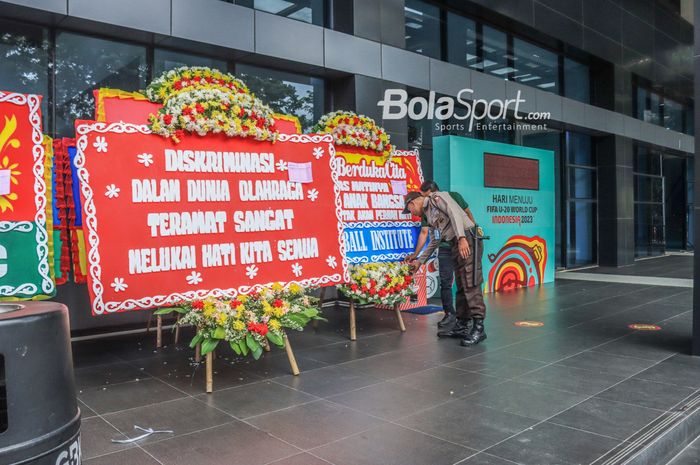 Karangan bunga membanjiri lobby depan kantor PSSI di GBK Arena, Senayan, Jakarta, Kamis (30/3/2023).