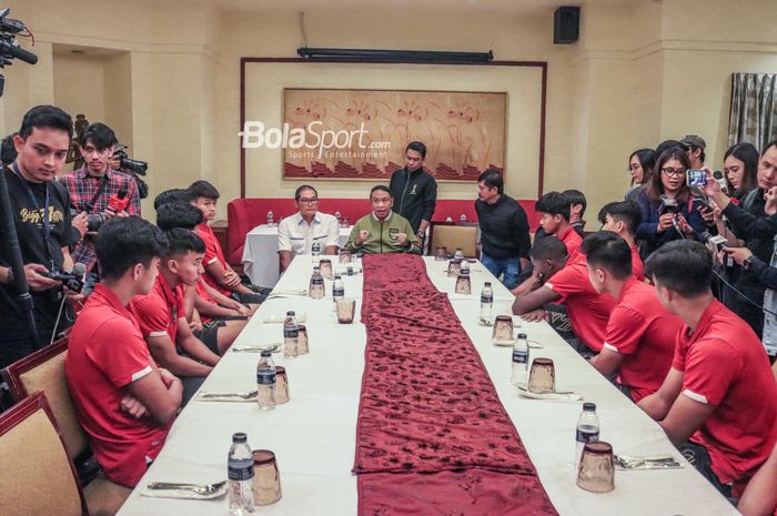 Wakil Ketua PSSI 1, Zainudin Amali (tengah), sedang berkomunikasi dengan pemain timnas U-20 Indonesia di Hotel Sultan, Senayan, Jakarta, 30 Maret 2023.