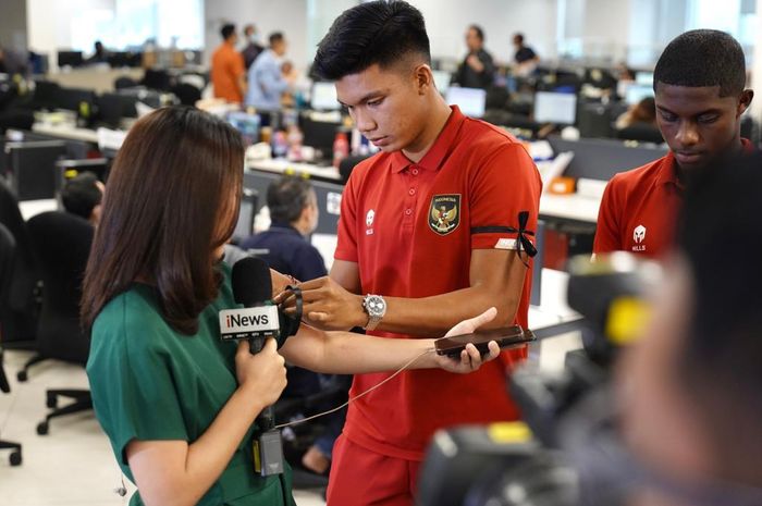 Pemain timnas U-20 Indonesia, Kadek Arel mengekspresikan kesedihan mereka dengan mengenakan pita hitam saat hadir dalam acara bincang-bincang di MNC News bertajuk &quot;Jeritan Hati Pemain Timnas U-20&quot; di Jakarta, Kamis (30/3/2023).