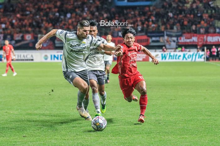 Nick Kuipers berduel dengan Firza Andika pada laga Persija Jakarta versus Persib Bandung di Stadion Patriot, Jumat (31/3/2023).