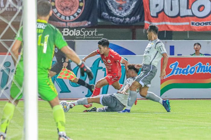 Rio Fahmi (baju merah) berpeluang kembali membela timnas Indonesia melawan Irak karena telah sembuh dari cedera.