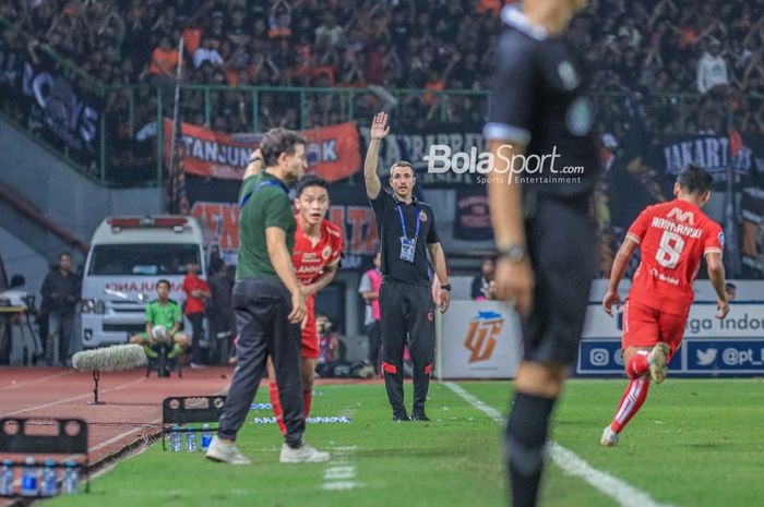 Pelatih Fisik Persija Jakarta, Paul Keenan (tengah), sedang memberikan intruksi kepada para pemainnya dalam laga pekan ke-28 Liga 1 2022 di Stadion Patriot Candrabhaga, Bekasi, Jawa Barat, Jumat (31/3/2023) malam