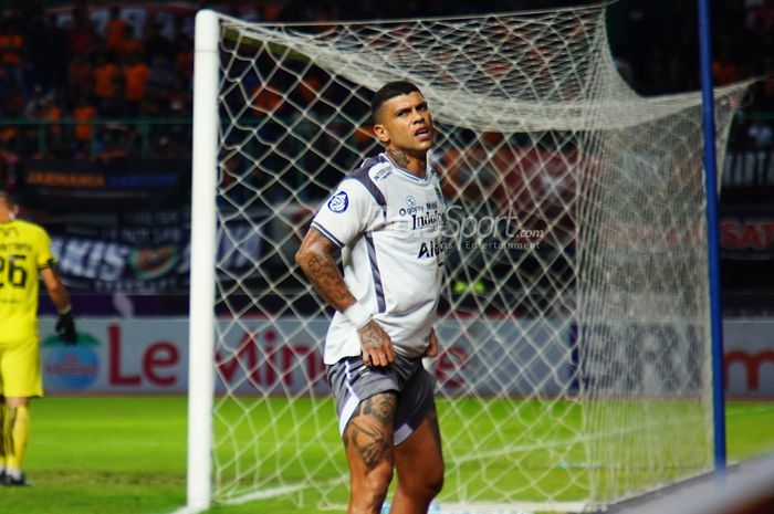 Pemain Persib Bandung, Ciro Alves di laga Derby Panas Persija Jakarta vs Persib Bandung di Stadion Patriot Chandrabhaga.