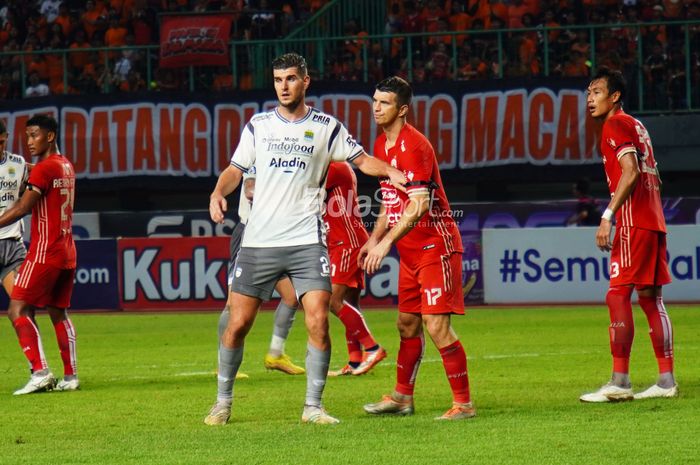 Pemain Persib Bandung, Nick Kuipers dihadang oleh bek Persija Jakarta, Ondrej Kudela di Laga Derby Panas Persija Jakarta vs Persib Bandung