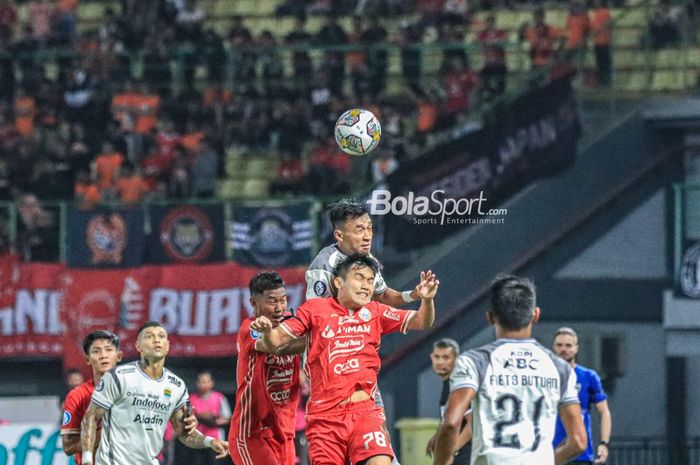 Daisuke Sato berduel dengan Witan Sulaeman pada laga Persija vs Persib, Jumat (31/3/2023).