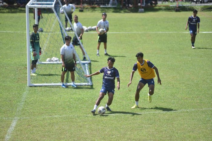 Dua pemain timnas u-20 Indonesia, Robi Darwis dan Kakang Rudianto masuk dalam daftar 22 pemain Persib Bandung untuk laga melawan Persija Jakarta (31/3/2023).