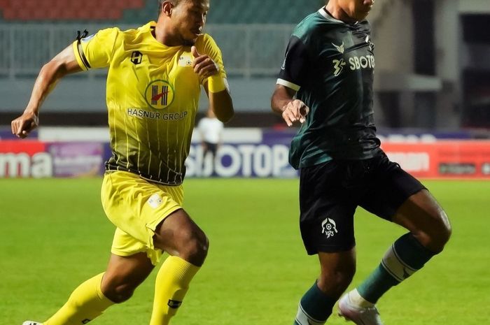 Bagas Kaffa berduel dengan lawan saat laga Persikabo 1973 vs Barito Putera di Stadion Pakansari, Bogor, Jumat (31/3).