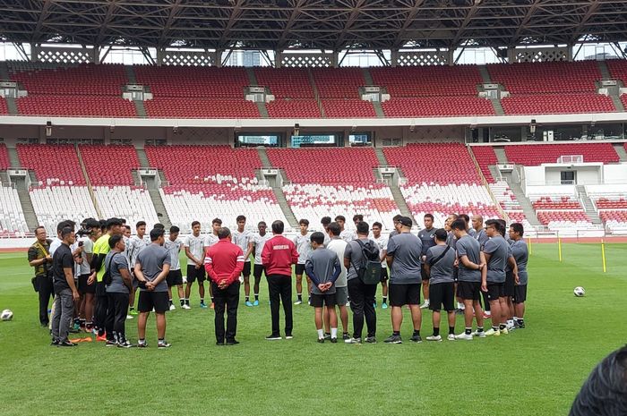 Presiden RI, Joko Widodo alias Jokowi menemui pemain timnas U-20 Indonesia di Stadion Utama Gelora Bung Karno (SUGBK), Jakarta Pusat, Sabtu (1/4/2023).