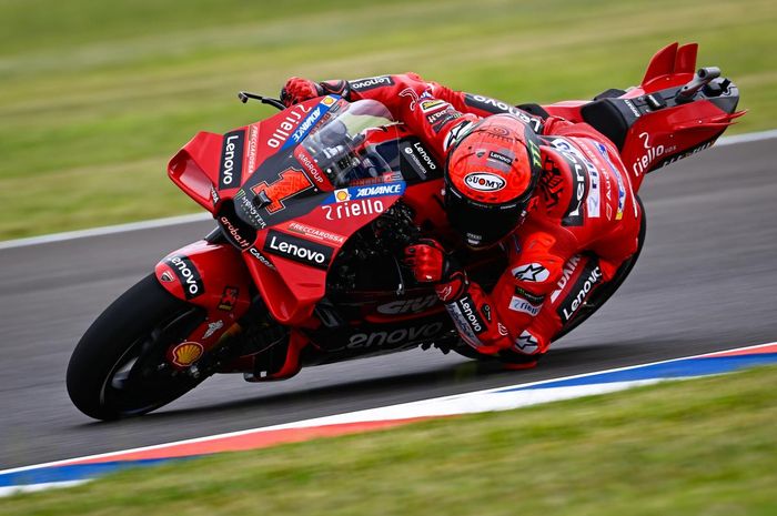 Pembalap Ducati Lenovo, Francesco Bagnaia, saat tampil pada sesi latihan MotoGP Argentina 2023, di Sirkuit Termas de Rio Hondo, Argentina, Jumat (31/3/2023).