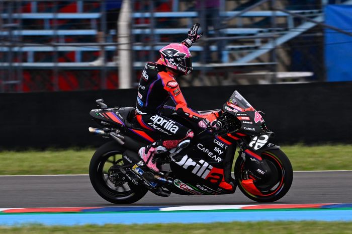 Pembalap Aprilia Racing, Aleix Espargaro melambaikan tangan ke tribun penonton usai puncaki sesi latihan MotoGP Argentina 2023 di Sirkuit Termas de Rio Hondo, Argentina, Jumat (31/3/2023).