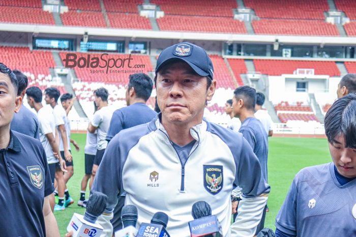 Pelatih timnas Indonesia, Shin Tae-yong, sedang memberikan keterangan kepada awak media di Stadion Utama Gelora Bung Karno (SUGBK), Senayan, Jakarta, Sabtu (1/4/2023).