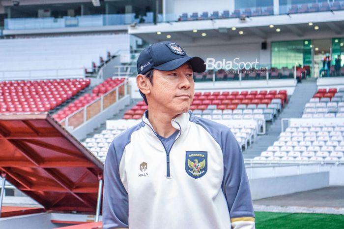 Pelatih timnas Indonesia, Shin Tae-yong, sedang memantau para pemainnya berlatih di Stadion Utama Gelora Bung Karno (SUGBK), Senayan, Jakarta, Sabtu (1/4/2023).